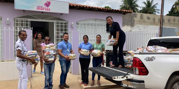 Entrega de cesta na Casa das Marias 